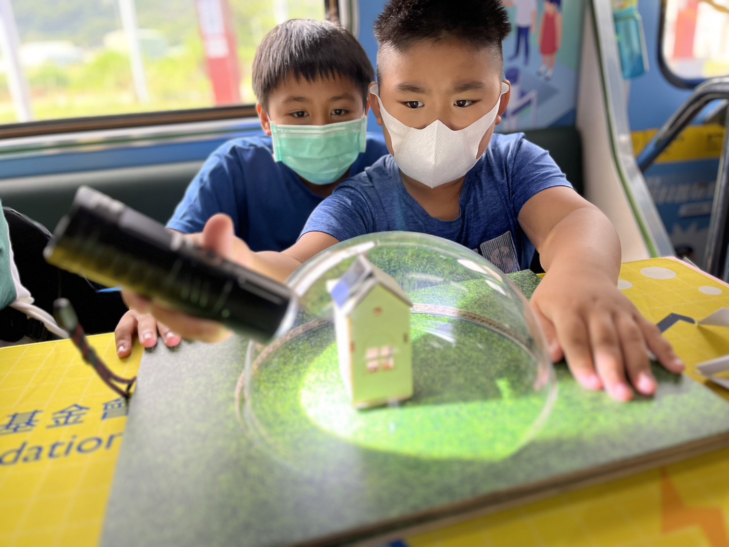 多宝体育參與基礎科學主題車廂，以STEAM教學精神，設計「逐日科學家」、「太陽能工程師」以及「淨零建築師」三大能源科普課程和實驗